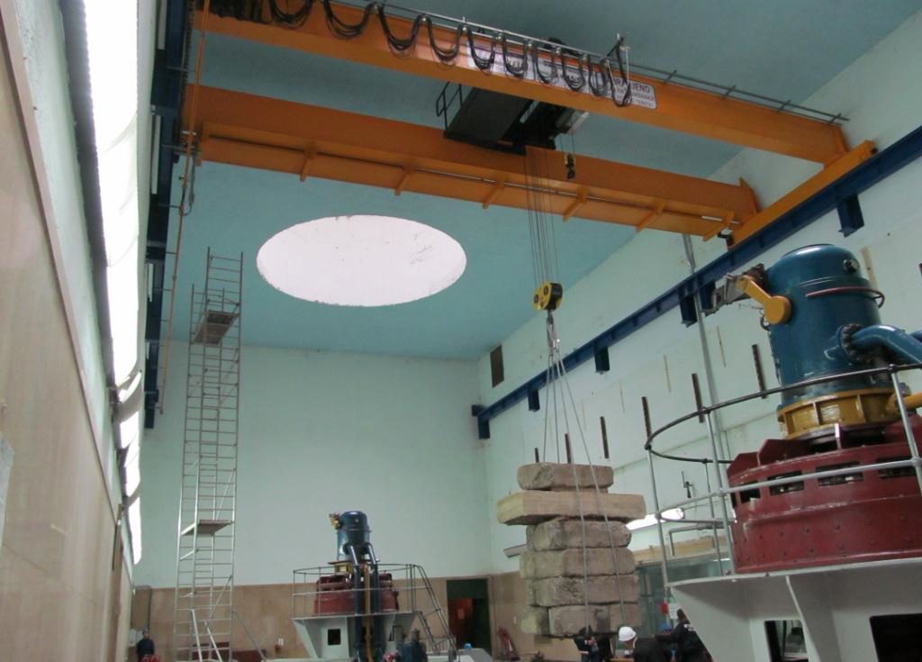 Dvogredna mosna dizalica 15/5 t sa kranskom stazom 2 x 35 m u mašinskoj zgradi hidroelektrane